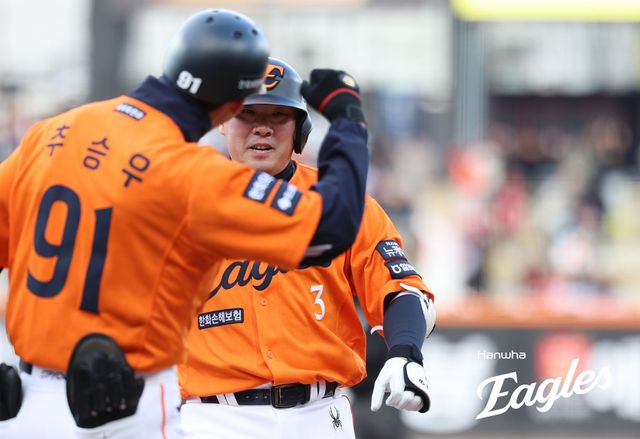 한화 이글스는 29일 대전 한화생명 볼파크에서 열린 2025 신한 SOL Bank KBO리그 KIA 타이거즈와의 홈경기에서 5-4 역전승을 거두고 2연승을 달성했다. 8회말 대타로 들어선 안치홍은 역전 2타점 적시타로 팀 승리를 이끌었다. 한화 이글스