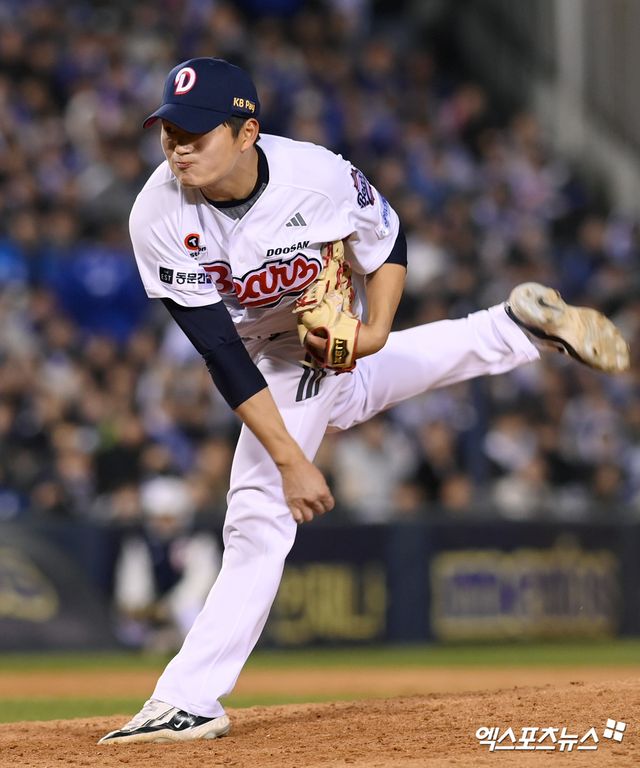 28일 오후 서울 송파구 잠실야구장에서 열린 '2025 신한 SOL Bank KBO리그' 삼성 라이온즈와 두산 베어스의 경기, 8회초 두산 김택연이 공을 힘차게 던지고 있다. 잠실, 고아라 기자