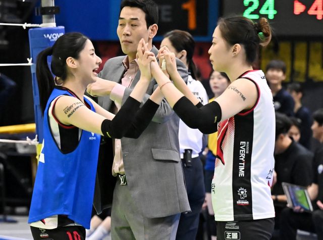 29일 오후 수월실내체육관에서 열린 도드람 2024-2025 V-리그 포스트시즌 여자부 플레이오프 3차전 현대건설과 정관장의 경기, 정관장이 세트스코어 3:1로 승리하면서 챔피언결정전에 진출했다. 리베로 조끼를 착용한 박혜민(왼쪽)이 팀 동료 박은진(오른쪽)과 하이파이브를 하고 있다. KOVO