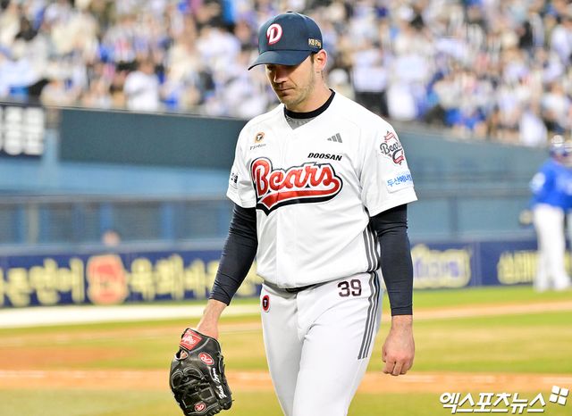 29일 오후 서울 송파구 잠실야구장에서 열린 '2025 신한 SOL Bank KBO리그' 삼성 라이온즈와 두산 베어스의 경기, 7회초 무사 1,3루 두산 잭 로그가 마운드를 내려가고 있다. 잠실, 김한준 기자