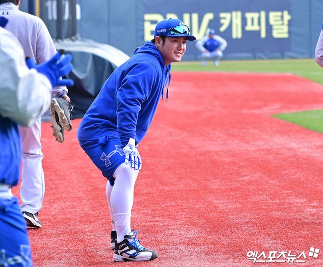 29일 오후 서울 송파구 잠실야구장에서 열리는 '2025 신한 SOL Bank KBO리그' 삼성 라이온즈와 두산 베어스의 경기, 삼성 박병호가 스트레칭을 하고 있다. 잠실, 김한준 기자