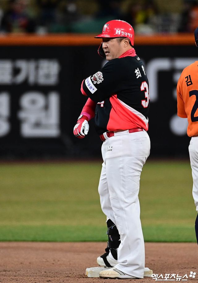 28일 오후 대전한화생명볼파크에서 열린 '2025 신한 SOL Bank KBO리그' 한화 이글스와 KIA 타이거즈의 경기, 4회초 1사 KIA 최형우가 2루타를 때려내고 있다. 엑스포츠뉴스DB