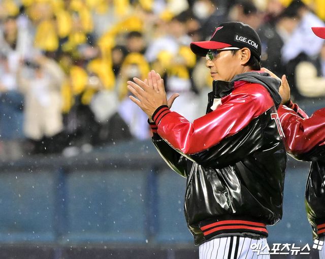 염경엽 LG 감독은 28일 창원 NC파크에서 열린 '2025 신한 SOL Bank KBO 리그' NC와 정규시즌 1차전을 앞두고 투수 송승기를 언급했다. 팀 2선발로 자리잡은 손주영만큼 성장하리라 많은 기대감을 드러냈다. 엑스포츠뉴스 DB