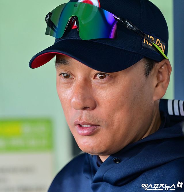 29일 오후 서울 송파구 잠실야구장에서 열리는 '2025 신한 SOL Bank KBO리그' 삼성 라이온즈와 두산 베어스의 경기, 두산 이승엽 감독이 취재진과 대화를 나누고 있다. 잠실, 김한준 기자