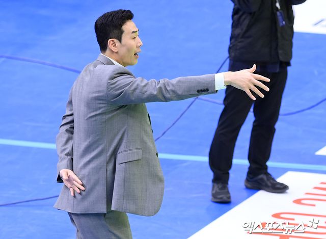 22일 오후 경기도 수원실내체육관에서 열린 ‘도드람 2024-2025 V-리그’ 현대건설과 정관장의 경기, 정관장 고희진 감독이 작전을 지시하고 있다. 엑스포츠뉴스 DB