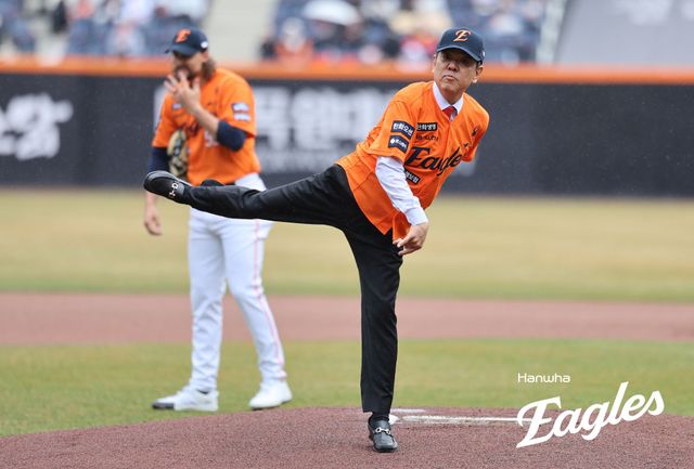 29일 대전 한화생명 볼파크에서 2025 신한 SOL Bank KBO리그 KIA 타이거즈와 한화 이글스의 팀 간 2차전이 열렸다. 이날 시구는 구단 제 2대 감독인 김영덕 감독의 아들 김성규 씨가 맡았다. 한화 이글스
