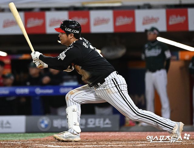 LG 내야수 문보경은 29일 창원 NC파크에서 열린 '2025 신한 SOL Bank KBO 리그' NC와 정규시즌 2차전에서 4번타자 3루수로 선발 출전했다. 5회초 홈런을 터트린 뒤 어깨 통증 탓에 곧바로 교체됐다. 엑스포츠뉴스 DB