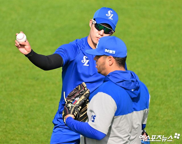 삼성 투수 원태인(왼쪽)은 3일 아카마구장에서 열린 팀 훈련에 참가했다. 1년 앞으로 다가올 국제대회 승선과 리그 최고 에이스로 자존심을 지키기 위해 2025시즌 만반의 준비를 하고 있다. 엑스포츠뉴스 DB
