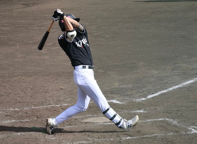 KT 외야수 김민혁(사진)은 2일 기노자구장에서 열린 LG전에서 7회초 대타로 교체 출전했다. 9회초 김영우 상대 홈런포를 쏘아올려 팀 승리에 힘을 보탰다. KT 위즈