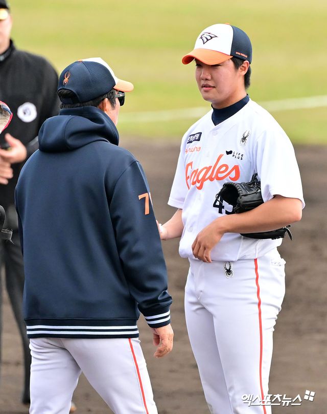 26일 오후 일본 오키나와 고친다 구장에서 열린 KT 위즈와 한화 이글스의 연습경기, 9회초 한화 양상문 투수코치가 마운드를 방문해 정우주와 대화를 나누고 있다. 엑스포츠뉴스DB