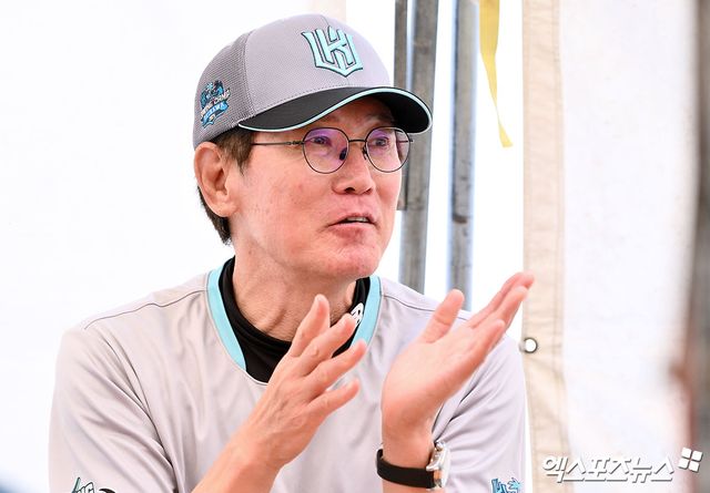 KT 위즈 이강철 감독이 3일 일본 오키나와 킨 구장에서 열린 KIA 타이거즈와의 스프링캠프 연습경기에 앞서 인터뷰에 임하고 있다. 일본 오키나와, 김한준 기자