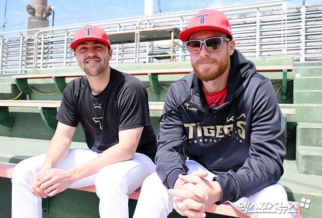 왼쪽부터 KIA 타이거즈 선발투수 제임스 네일, 아담 올러. 일본 오키나와 스프링캠프에서 기념촬영하고 있다. 일본 오키나와, 김한준 기자