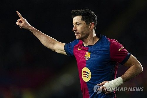 바르셀로나가 3일(한국시간) 스페인 바르셀로나에 있는 에스타디 올림피그 류이스 콤파니스에서 열린 레알 소시에다드와의 2024-2025시즌 라리가 26라운드 홈 경기에서 4-0으로 대승을 거뒀다.&nbsp;3-0으로 앞서던 후반 15분 그는 로날드 아라우호의 중거리 슈팅을 발을 갖다대 방향을 바꿨다. 골키퍼는 원래 슈팅 방향대로 몸을 던진 뒤였고 공은 그대로 골문 안으로 빨려 들어갔다.&nbsp;이 득점으로 레반도프스키는 바르셀로나 입단 이후 한 시즌 최다골 기록을 경신했다.&nbsp;연합뉴스