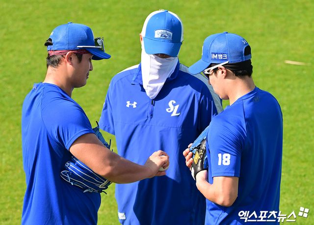 삼성 투수 원태인(왼쪽 세 번째)은 3일 아카마구장에서 열린 팀 훈련에 참가했다. 1년 앞으로 다가올 국제대회 승선과 리그 최고 에이스로 자존심을 지키기 위해 2025시즌 만반의 준비를 하고 있다. 엑스포츠뉴스 DB