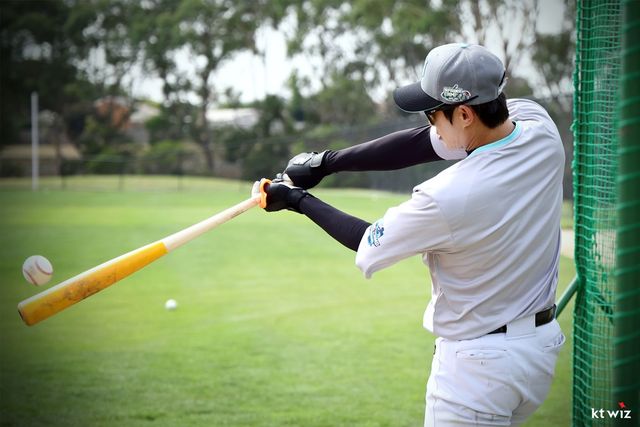 KT 외야수 김민혁(사진)은 2일 기노자구장에서 열린 LG전에서 7회초 대타로 교체 출전했다. 9회초 김영우 상대 홈런포를 쏘아올려 팀 승리에 힘을 보탰다. KT 위즈