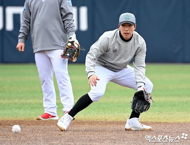 KT 위즈 내야수 이호연이 지난해 스프링캠프에서 수비 훈련을 하고 있다. 엑스포츠뉴스 DB