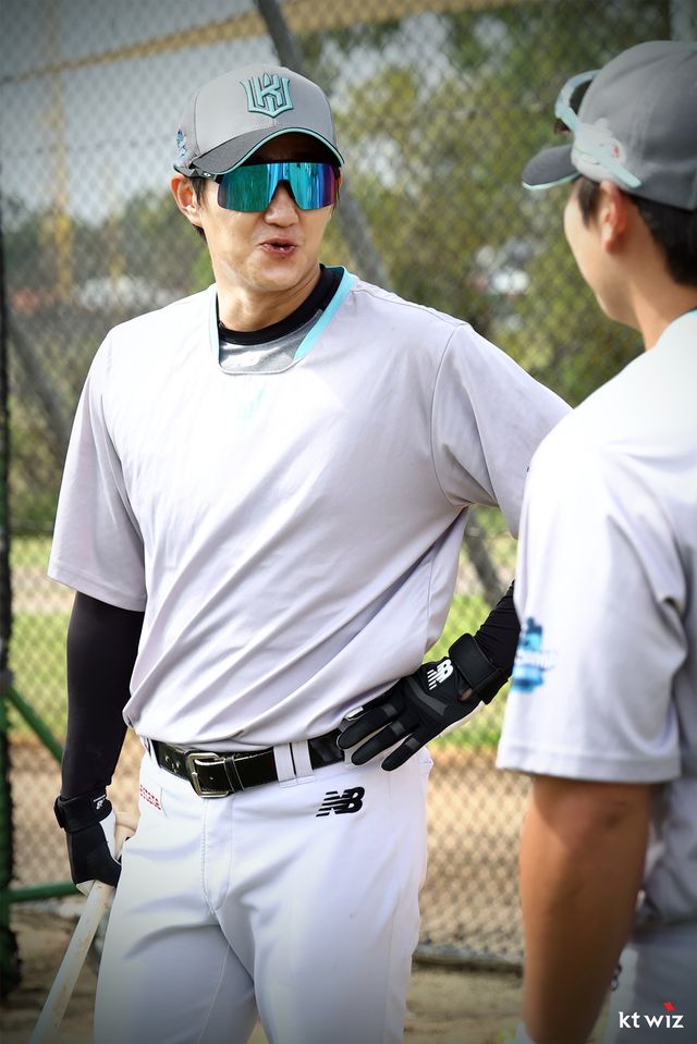 KT 외야수 김민혁(사진)은 2일 기노자구장에서 열린 LG전에서 7회초 대타로 교체 출전했다. 9회초 김영우 상대 홈런포를 쏘아올려 팀 승리에 힘을 보탰다. KT 위즈