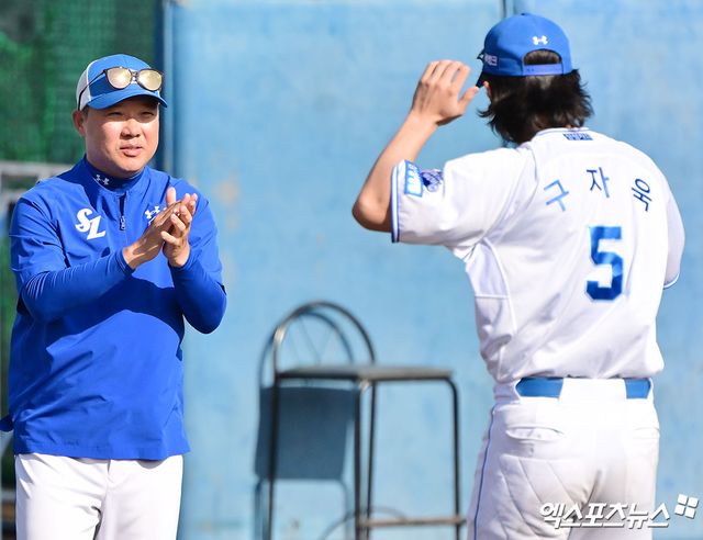 박진만 삼성 감독(왼쪽)은 3일 일본 오키나와 아카마구장에서 열린 팀 훈련을 지켜봤다. 6번의 오키나와 연습경기를 모두 끝낸 뒤 취재진을 만나 캠프 성과를 총평했다. 엑스포츠뉴스 DB
