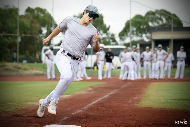 KT 외야수 김민혁(사진)은 2일 기노자구장에서 열린 LG전에서 7회초 대타로 교체 출전했다. 9회초 김영우 상대 홈런포를 쏘아올려 팀 승리에 힘을 보탰다. KT 위즈
