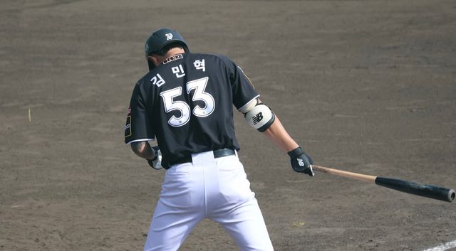 KT 외야수 김민혁(사진)은 2일 기노자구장에서 열린 LG전에서 7회초 대타로 교체 출전했다. 9회초 김영우 상대 홈런포를 쏘아올려 팀 승리에 힘을 보탰다. KT 위즈