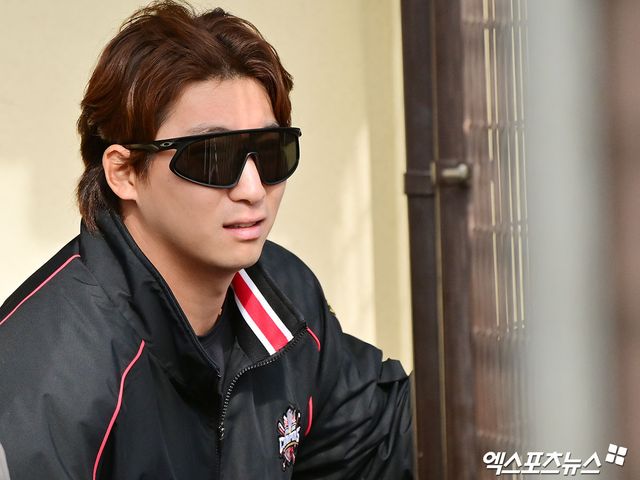 KIA 타이거즈 나성범이 일본 오키나와 스프링캠프에서 연습경기를 지켜보고 있다. 일본 오키나와, 김한준 기자