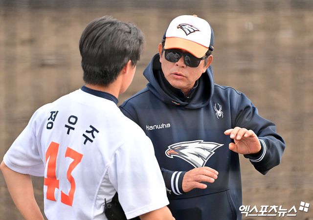 26일 오후 일본 오키나와 고친다 구장에서 열린 KT 위즈와 한화 이글스의 연습경기, 한화 양상문 투수코치가 투구를 마친 정우주에게 조언을 건네고 있다. 엑스포츠뉴스DB
