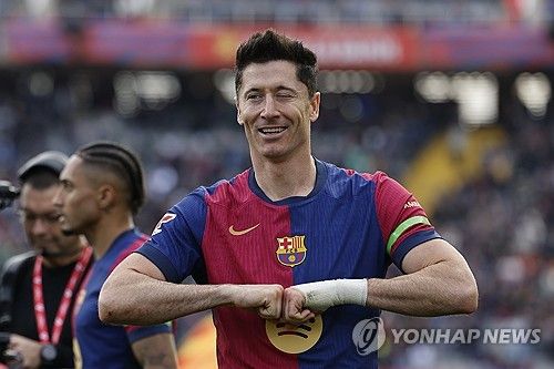바르셀로나가 3일(한국시간) 스페인 바르셀로나에 있는 에스타디 올림피그 류이스 콤파니스에서 열린 레알 소시에다드와의 2024-2025시즌 라리가 26라운드 홈 경기에서 4-0으로 대승을 거뒀다.&nbsp;3-0으로 앞서던 후반 15분 그는 로날드 아라우호의 중거리 슈팅을 발을 갖다대 방향을 바꿨다. 골키퍼는 원래 슈팅 방향대로 몸을 던진 뒤였고 공은 그대로 골문 안으로 빨려 들어갔다.&nbsp;이 득점으로 레반도프스키는 바르셀로나 입단 이후 한 시즌 최다골 기록을 경신했다.&nbsp;연합뉴스