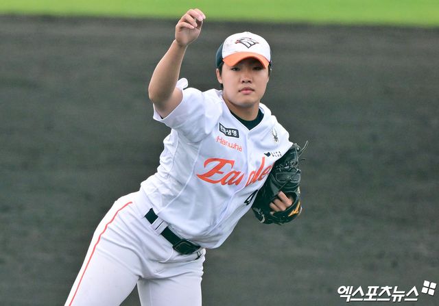 23일 오후 일본 오키나와 이토만 니시자키 야구장에서 열린 한화 이글스와 지바 롯데 마린스의 연습경기, 9회말 한화 정우주가 공을 힘차게 던지고 있다. 엑스포츠뉴스DB
