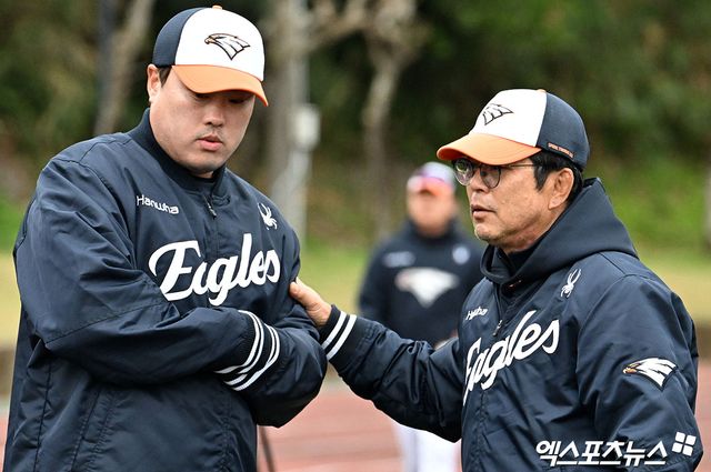 21일 일본 오키나와 온나손 아카마구장에서 진행된 한화 이글스 스프링캠프, 한화 류현진과 양상문 투수코치가 대화를 나누고 있다. 엑스포츠뉴스DB