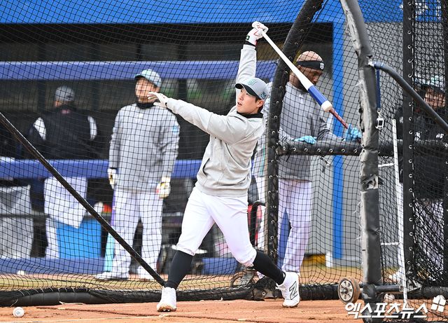 KT 위즈 내야수 이호연이 지난해 스프링캠프에서 타격 훈련을 하고 있다. 엑스포츠뉴스 DB