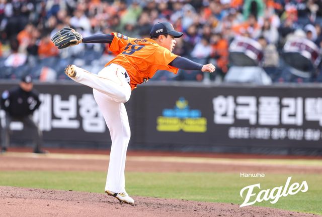 한화 이글스 김종수는 29일 대전 한화생명 볼파크에서 열린 2025 신한 SOL Bank KBO리그 KIA 타이거즈와의 홈경기에서 한화의 세 번째 투수로 등판, 1⅔이닝 무피안타 2볼넷 무실점으로 팀의 역전승 발판을 마련하고 1005일 만의 승리투수가 됐다. 한화 이글스