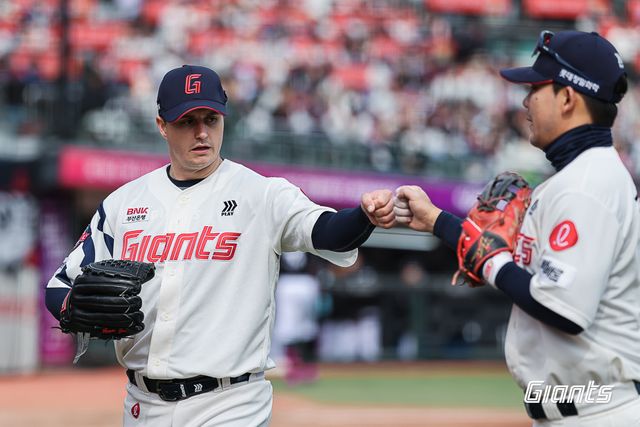 롯데 자이언츠 외국인 투수 터커 데이비슨이 30일 부산 사직야구장에서 열린 2025 신한 SOL Bank KBO리그 KT 위즈와의 팀 간 3차전에 선발등판, 6⅓이닝 4피안타 2볼넷 5탈삼진 2실점을 기록했다. 사진 롯데 자이언츠