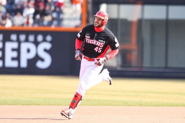 KIA 타이거즈 패트릭 위즈덤은 30일 대전 한화생명 볼파크에서 열린 2025 신한 SOL Bank KBO리그 한화 이글스와의 원정경기에서 2번타자 겸 1루수로 선발 출전했다. 이날 위즈덤은 팀이 1-2로 끌려가던 6회초 한화 선발 류현진을 상대로 시즌 4호 홈런을 터뜨렸다.&nbsp;KIA 타이거즈