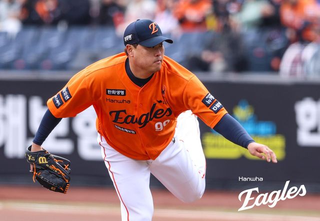 30일 대전 한화생명 볼파크에서 열린 2025 신한 SOL Bank KBO리그 KIA 타이거즈와 한화 이글스의 경기, 선발투수 류현진은 6이닝 2실점으로 퀄리티스타트를 달성하며 호투했으나 시즌 첫 승을 올리지 못했다. 한화 이글스