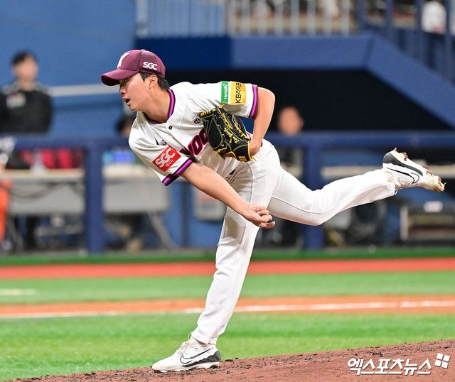 28일 오후 서울 구로구 고척스카이돔에서 열린 '2025 신한 SOL Bank KBO리그' SSG 랜더스와 키움 히어로즈의 경기, 8회초 키움 김연주가 공을 힘차게 던지고 있다. 엑스포츠뉴스 DB