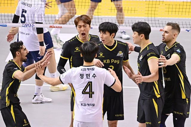 KB손해보험 선수들이 30일 의정부에서 열린 V리그 남자부 플레이오프 3차전 대한항공과의 경기에서 세리머니하고 있다. KOVO