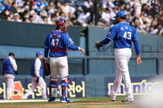삼성 라이온즈 외국인 투수 대니 레예스가 30일 잠실 두산전에서 복귀전을 치러 5이닝 2실점으로 시즌 첫 승까지 달성했다. 삼성 라이온즈