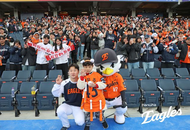 한화 이글스 김종수는 29일 대전 한화생명 볼파크에서 열린 2025 신한 SOL Bank KBO리그 KIA 타이거즈와의 홈경기에서 한화의 세 번째 투수로 등판, 1⅔이닝 무피안타 2볼넷 무실점으로 팀의 역전승 발판을 마련하고 1005일 만의 승리투수가 됐다. 한화 이글스