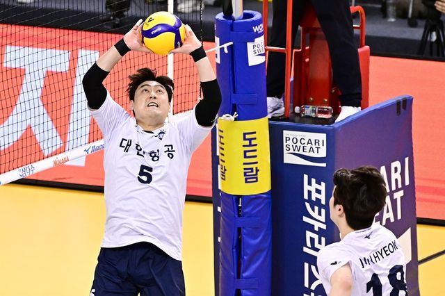대한항공 유광우가 30일 의정부에서 열린 V리그 남자부 플레이오프 3차전 KB손해보험과의 경기에서 세트하고 있다. KOVO