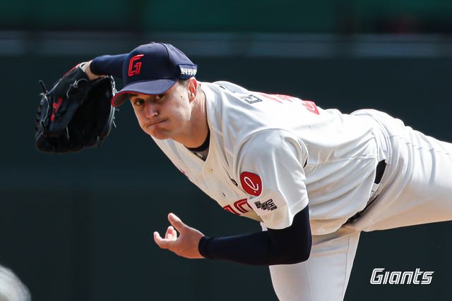 롯데 자이언츠 외국인 투수 터커 데이비슨이 30일 부산 사직야구장에서 열린 2025 신한 SOL Bank KBO리그 KT 위즈와의 팀 간 3차전에 선발등판, 6⅓이닝 4피안타 2볼넷 5탈삼진 2실점을 기록했다. 사진 롯데 자이언츠