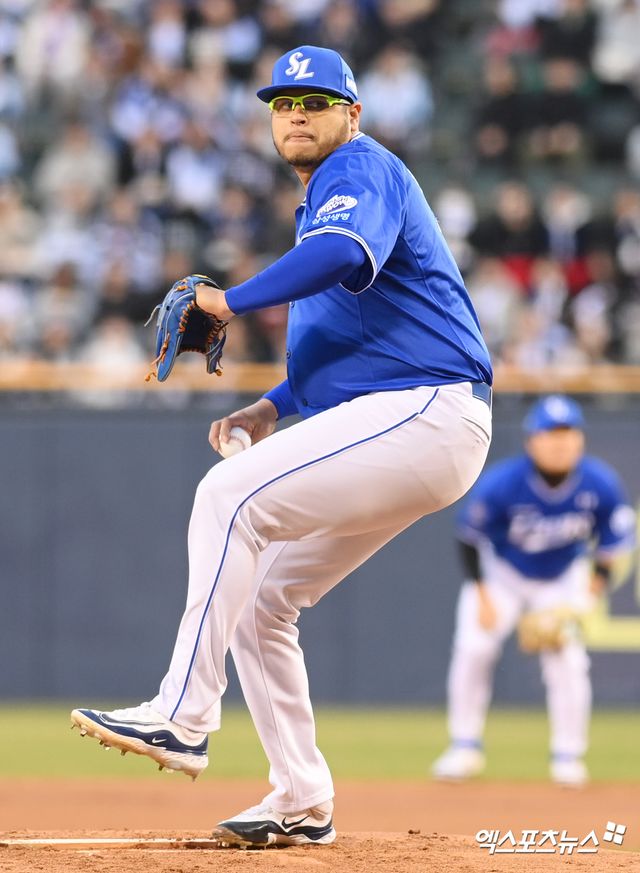 28일 오후 서울 송파구 잠실야구장에서 열린 '2025 신한 SOL Bank KBO리그' 삼성 라이온즈와 두산 베어스의 경기, 1회말 삼성 선발투수 후라도가 공을 힘차게 던지고 있다. 엑스포츠뉴스 DB