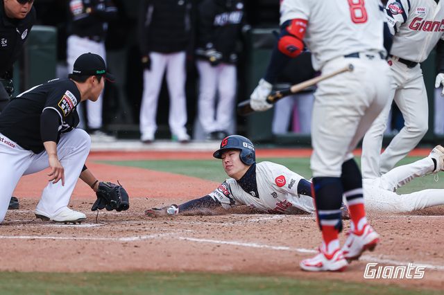 롯데 자이언츠 내야수 한태양이 30일 부산 사직야구장에서 열린 2025 신한 SOL Bank KBO리그 KT 위즈와의 팀 간 3차전에서 연장 11회말 동점 1타점 적시타를 기록했다. 사진 롯데 자이언츠