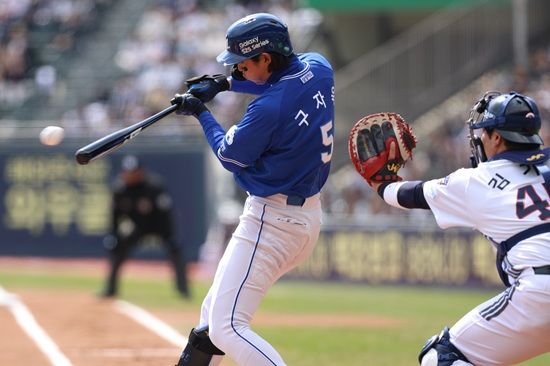 삼성 라이온즈가 30일 잠실 두산전에서 선발 투수 레예스의 복귀승과 구자욱의 결승타로 주말 위닝시리즈를 달성했다. 삼성 라이온즈