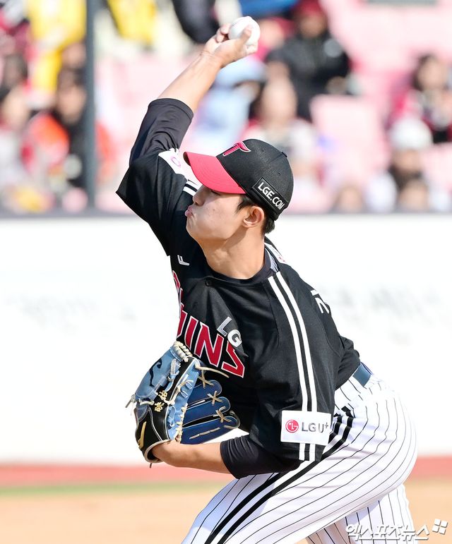 LG 투수 김영우는 29일 창원 NC파크에서 열린 '2025 신한 SOL Bank KBO 리그' NC와 정규시즌 2차전에서 구원 등판했다. 1이닝 무실점으로 KBO리그 데뷔전을 깔끔하게 마무리했다. 엑스포츠뉴스 DB