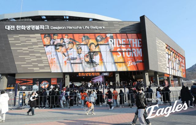 한화 이글스는 30일 대전 한화생명 볼파크에서 2025 신한 SOL Bank KBO리그 KIA 타이거즈와 한화의 팀 간 3차전에서 오후 1시 14분 1만7000석 전석 매진을 달성하며 13경기 연속 매진 기록을 작성했다. 한화 이글스