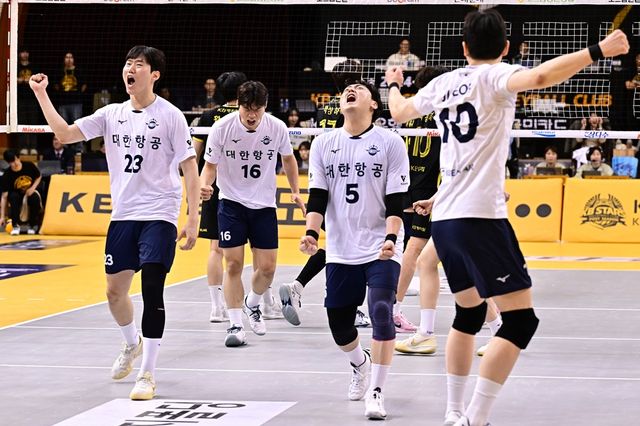 대한항공 선수들이 30일 의정부에서 열린 V리그 남자부 플레이오프 3차전 KB손해보험과의 경기에서 승리 후 포효하고 있다. KOVO