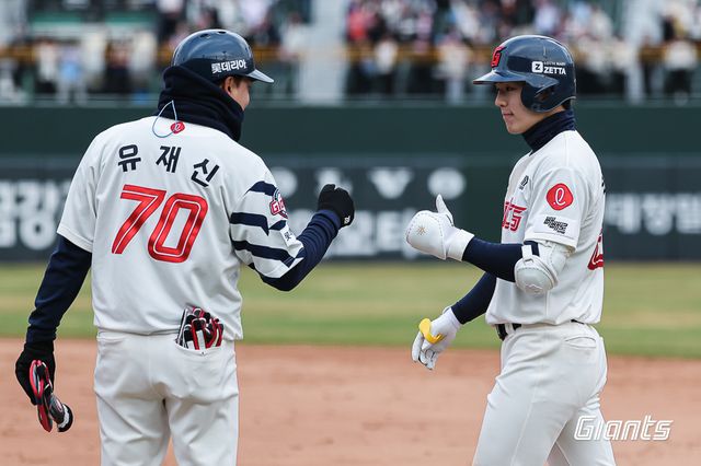 롯데 자이언츠 내야수 한태양이 30일 부산 사직야구장에서 열린 2025 신한 SOL Bank KBO리그 KT 위즈와의 팀 간 3차전에서 연장 11회말 동점 1타점 적시타를 기록했다. 사진 롯데 자이언츠