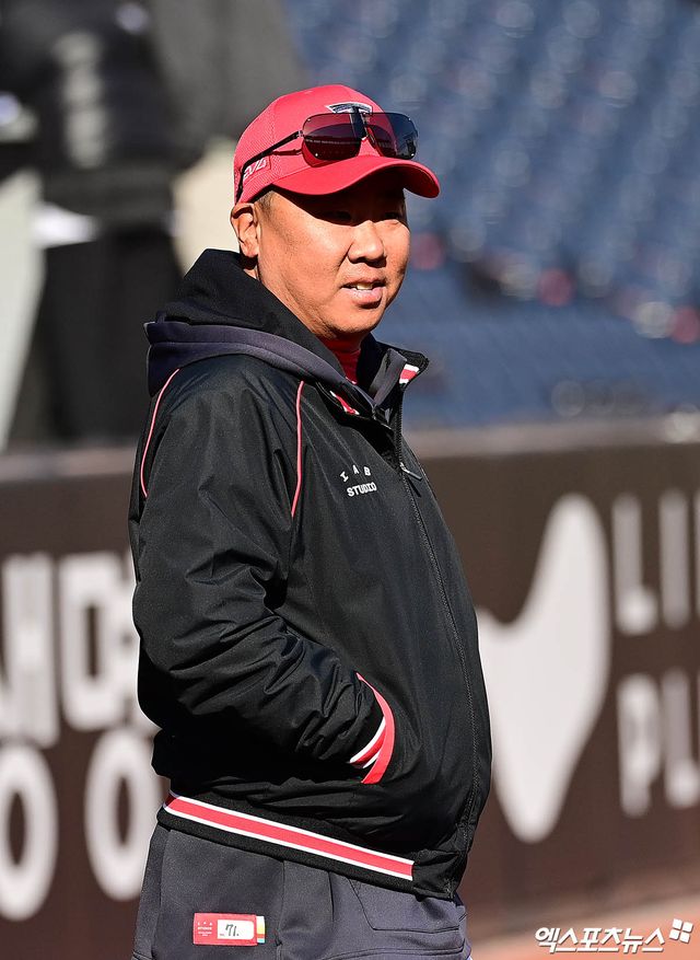 28일 오후 대전한화생명볼파크에서 열리는 '2025 신한 SOL Bank KBO리그' 한화 이글스와 KIA 타이거즈의 경기에 앞서 KIA 이범호 감독이 선수들의 훈련을 지켜보고 있다. 엑스포츠뉴스 DB