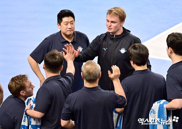 남자프로배구 대한항공 토미 틸리카이넨 감독이 경기 중 작전 타임을 갖고 있다. 엑스포츠뉴스 DB