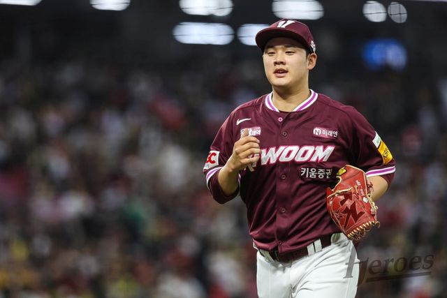 26일 오후 광주-KIA챔피언스필드에서 열린 '2025 신한 SOL Bank KBO리그' 키움 히어로즈와 KIA 타이거즈의 경기, 키움 선발 정현우가 5이닝 8피안타 7사사구 4탈삼진 6실점 4자책으로 승리투수가 됐다. 키움 히어로즈